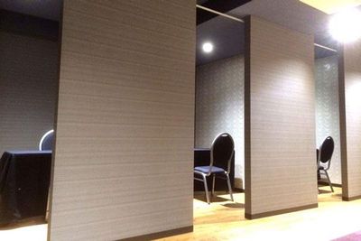 個室ブースの外観(カーテンが付いており、閉めれば完全個室になります) - 名古屋コンファレンスホール名駅 Recruit Spaceの入口の写真