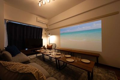 🎬120インチの贅沢シアター空間💕完全個室で映画・ライブ鑑賞｜ボドゲ20種以上完備🀄 - アソビス横浜