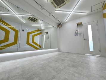 【BUZZ西新3st】イエローデザインがアクセント⚡ポップな練習スタジオ! - 【BUZZ福岡西新】ダンスレンタルスタジオ 24時間OK