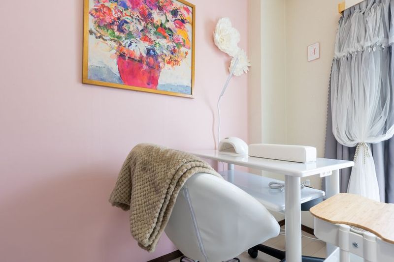 1ブースあたりのスペースはゆとりを持たせているので広々と使えます - ネイル専用シェアサロンMieux大宮店 【大宮駅徒歩5分】ネイル専用レンタルサロンMieux Aブースの室内の写真