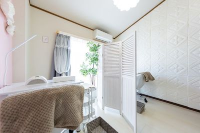 隣とはパーティションで区切られており、気にせず集中して施術いただけます。Aブースは画像左側の席です。 - ネイル専用シェアサロンMieux大宮店 【大宮駅徒歩5分】ネイル専用レンタルサロンMieux Aブースの室内の写真