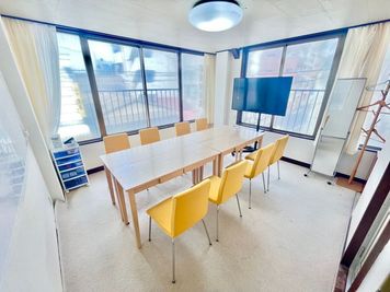 ＜パイナップル会議室 岡山駅前＞ 多目的スペースの室内の写真