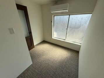 1階カフェ併設の地域にひらかれたコミュニティスペースかどっこ広場の一部屋 - かどっこ広場　２階B室