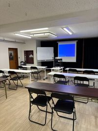 セミナーや会議にお勧め
長机6台、プロジェクター、スクリーン、ホワイトボード完備 - スタジオランパス 多目的レンタルスペースの室内の写真