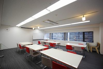 【窓が大きい】広々とした新宿の大会議室！ - 新宿レンタル会議室 SO!