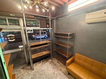 展示会やPOPUP、撮影などにご利用いただける、国道246号沿い駒沢バス停前の四畳半ほどのコンパクトなスペースです。 - TERRITORY