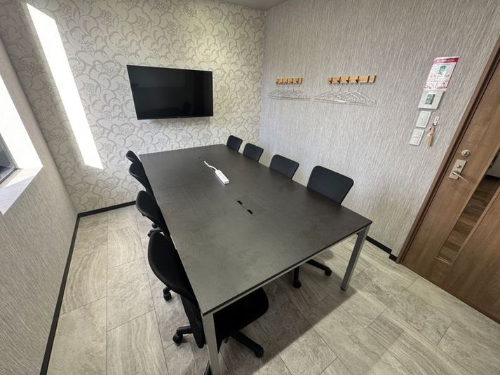いいオフィス柏 8名会議室（Room B）の室内の写真