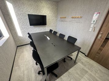 【柏駅から徒歩1分】モニター・フリードリンク付き8名会議室（Room B） - いいオフィス柏