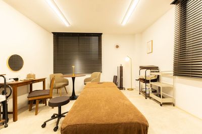 ベッド・カウンセリングスペースを備えた、使いやすいレイアウトの空間です。 - レンタルサロンRENTARO 四ツ橋grande 完全個室プライベートサロンの室内の写真