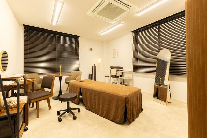 落ち着いた空間で、ゆったりと施術やカウンセリングにご利用いただけます。 - レンタルサロンRENTARO 四ツ橋grande 完全個室プライベートサロンの室内の写真