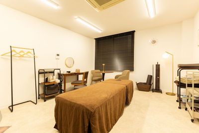 ゆとりのある空間で、施術や準備もスムーズに行っていただけます。 - レンタルサロンRENTARO 四ツ橋grande 完全個室プライベートサロンの室内の写真