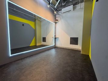 【下北沢3st】LEDが映える、無機質系コンパクト撮影スタジオ✨ - BUZZ下北沢レンタルスタジオ 