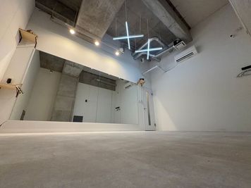 【下北沢5st】無機質空間で映える、ゆとりある本格スタジオ✨ - BUZZ下北沢レンタルスタジオ 