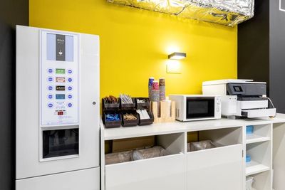 フリードリンク・電子レンジ・プリンター - BIZcomfortなんば御堂筋 1名用WEB会議ルームBの設備の写真