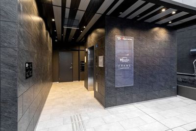 ビルエントランス - BIZcomfortなんば御堂筋 1名用WEB会議ルームAの外観の写真