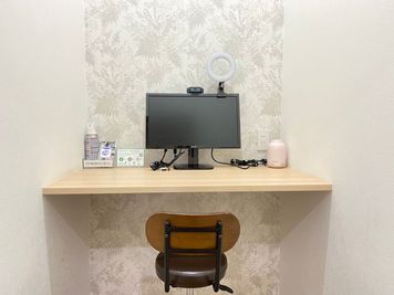 モニター付き、Wi-Fi、フリードリンク、電源、複合機などの設備が揃っております。WEB会議にオススメです。 - BIZcomfort大阪江戸堀