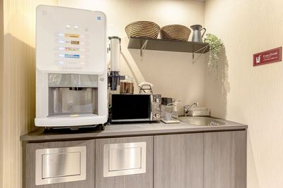 コーヒーやお茶などのフリードリンクも※食事不可 - BIZcomfort名古屋太閤通口 WEB会議・通話専用個室（WEB会議ルームC）の設備の写真