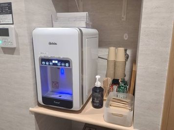 お水・コーヒー・カフェオレ・緑茶・ほうじ茶、フリードリンク完備しております✨ - BIZcomfort大宮西口 1名用個室(WEB会議ルームC)の設備の写真