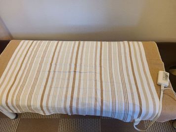 オプションで電気毛布もご利用いただけます。 - 中野アイルはりきゅう院 中野駅前レンタルスペースの設備の写真