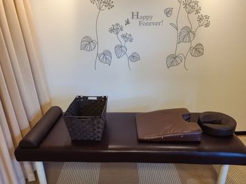 施術用ベッドとセットの備品（枕、胸当て、足枕、籠）です。 - 中野アイルはりきゅう院 中野駅前レンタルスペースの設備の写真
