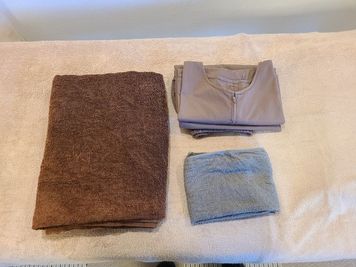 オプションにて、患者着・フェイスタオル・バスタオル・バスタオル特大（一番下のベージュのもの）ご利用いただけます。 - 中野アイルはりきゅう院 中野駅前レンタルスペースの設備の写真