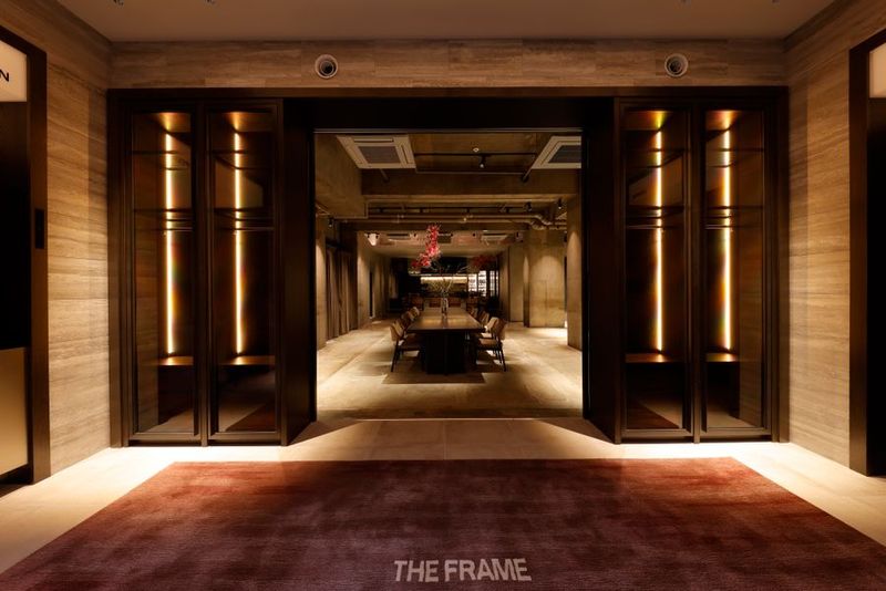 入り口から広がる天井４mのギャラリースペース - THE FRAMEの室内の写真