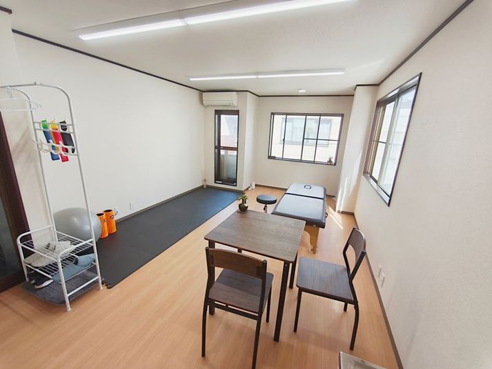 ​【三島広小路駅徒歩3分】広々とした完全個室の施術スペース - レンタルサロンSunny