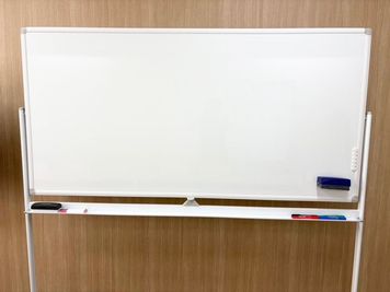 ホワイトボード（横1800）
 - akari room 新大阪 🌿西中島南方駅徒歩1分30秒｜声を出せる朝の個室｜🌿の設備の写真