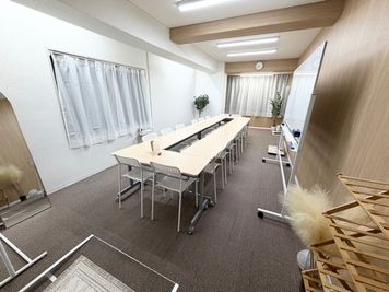 部屋全景 - akari room 新大阪 🌿西中島南方駅徒歩1分30秒｜声を出せる朝の個室｜🌿の室内の写真