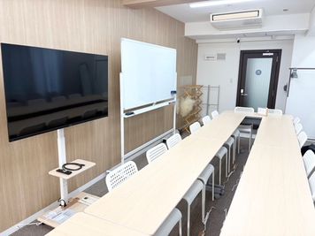 部屋全景（ホワイトボード・モニター込み） - akari room 新大阪 🌿西中島南方駅徒歩1分30秒｜声を出せる朝の個室｜🌿の室内の写真