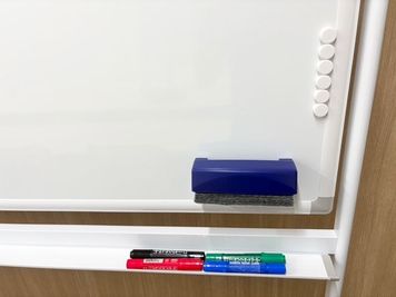 ホワイトボード（マーカー・イレーサー） - akari room 新大阪 🌿西中島南方駅徒歩1分30秒｜声を出せる朝の個室｜🌿の設備の写真
