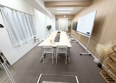 部屋全景（入口入ってすぐ） - akari room 新大阪 🌿西中島南方駅徒歩1分30秒｜声を出せる朝の個室｜🌿の室内の写真