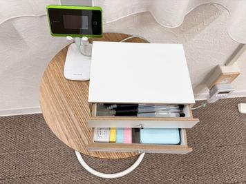 ペンなど備品（よろしければご利用ください） - akari room 新大阪 🌿西中島南方駅徒歩1分30秒｜声を出せる朝の個室｜🌿の設備の写真