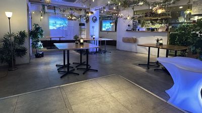 ステージ付きの大型フロア！忘年会・新年会・送別会・歓迎会・追いコンなど、様々なシーンでご利用いただけます！ - 渋谷ガーデンパティオの室内の写真