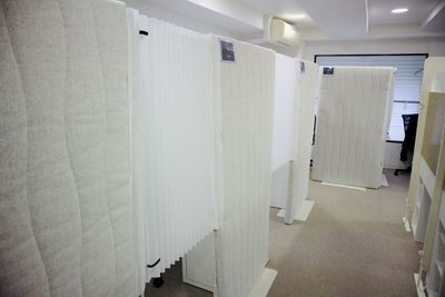 半個室には簡易カーテンが設置してあり、他のお客様の目線を完全にシャットアウトすることが可能です。 - いいオフィス渋谷東byWealthParkRET Room6（半個室:吸音型パーテーション仕切）の室内の写真