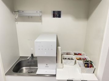リフレッシュエリアにはウォーターサーバー、複数のフリースナック、ティーパックなどを常備しております。お気軽にご利用ください。 - いいオフィス渋谷東byWealthParkRET Room6（半個室:吸音型パーテーション仕切）の室内の写真