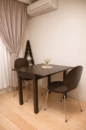 自習室、会議室、ワークルームとしての利用も可能です。デスクは拡張可能です - レンタルサロンスペース「Ahora」 レンタルサロンスペース「Ahora 茗荷谷」の室内の写真