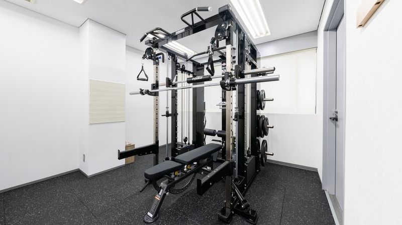 池袋駅近くに清潔で設備充実なレンタルジムがオープン！ - レンタルジムAivic池袋南口の室内の写真