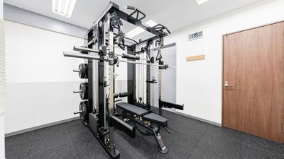 清潔空間で集中してトレーニングができます！ - レンタルジムAivic池袋南口の室内の写真