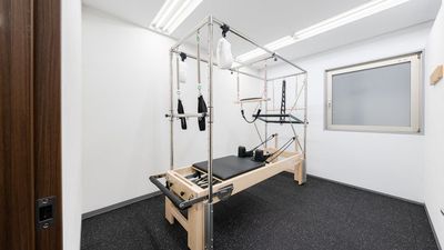 シンプルな空間で、設備も充実！ - レンタルピラティススタジオAivic池袋南口の室内の写真