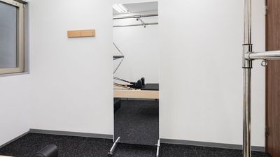 鏡 - レンタルピラティススタジオAivic池袋南口の室内の写真