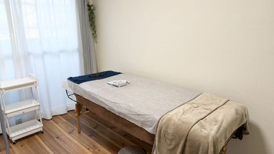 ベッド施術できる様にベッドのもご用意しています。※写真にある毛布やシーツなどは実際はございませんのでご注意ください。 - みんなのシェアサロン柏の室内の写真