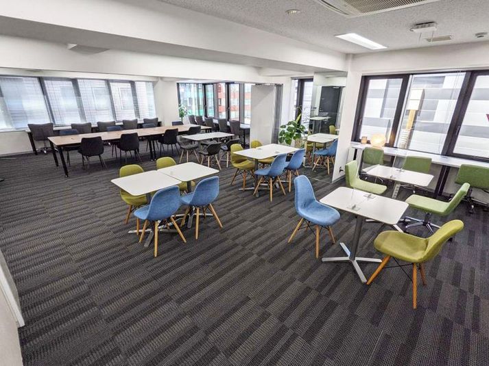 メインフロア - ウィズスクエア・GLOXIA銀座店 最大50名のスペースと4つの会議室が使える貸し切りレンタルルームの室内の写真