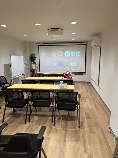 １２０インチスクリーンとＬＥＤプロジェクター付き - レンタルスペース　南池袋 レンタルスペース　南池袋　の室内の写真