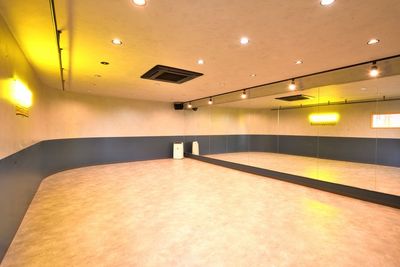 ダンスの熱量をそのままに。プロ仕様の空間をあなたの自由な表現の場へ - 鶴見イオン前スタジオ