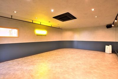 落ち着いたトーンのツートーン壁が映える。撮影背景としても人気のスタイリッシュ空間。 - 鶴見イオン前スタジオ 鶴見イオン前スタジオAstudioの室内の写真