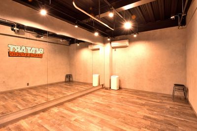 余計なものを削ぎ落としたタイトな空間が、パフォーマンスの精度を研ぎ澄ます - 鶴見イオン前スタジオ