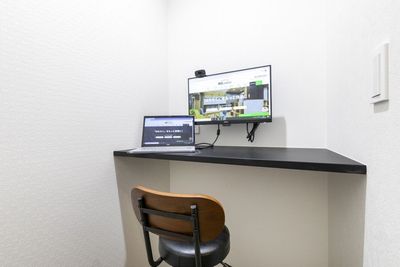 【東梅田駅徒歩3分】完全個室の1名用モニタールーム ウェブ会議/面接/オンラインレッスンOK　 - BIZcomfort 大阪東梅田