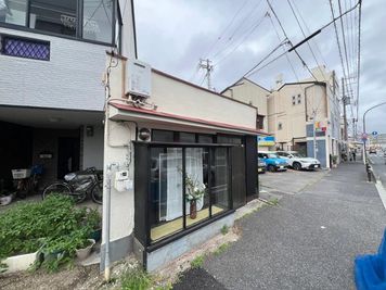 バス停「東難波町3丁目」からすぐ。建物の左側に駐車場もありアクセス便利です。 - レンタルスペース G SPACE 多目的スペース G SPACEの外観の写真
