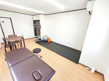 レンタルサロンSunny ​【三島広小路駅徒歩3分】広々とした完全個室の施術スペースの室内の写真